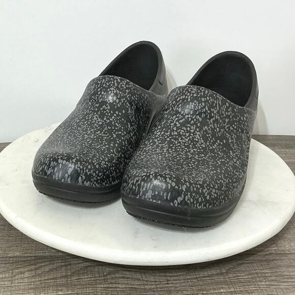 Crocs Women's Neria Pro II Graphic Slip On Clog Shoes Size 11 Black Print - Picture 2 of 10